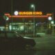 Carro no estacionamento do Burger King à noite em Budapeste