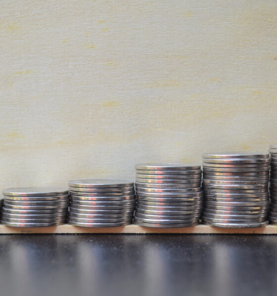 moedas empilhadas, conceito de inflação, IPCA de janeiro