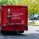 Caminhão de lanches vermelho com anúncio da Coca-Cola