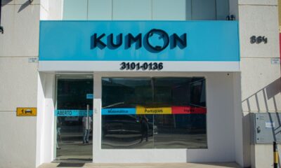 Fachada com logo azul do Kumon, com carinha no lugar do "O". Cursos