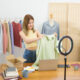 mulher vendendo roupas online; vendas no varejo
