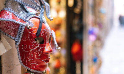 Máscara vermelha e inteiriça de carnaval em loja de fantasias.