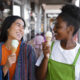 mulheres tomando sorvetes na rua; consumo de sorvetes