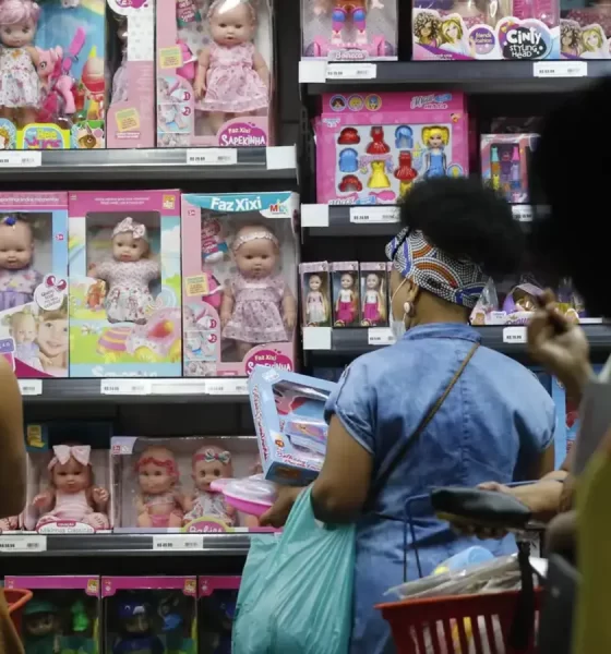 Loja de brinquedos com mulheres olhando produtos; comércio