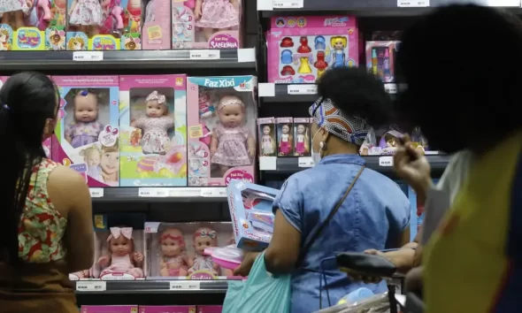 Loja de brinquedos com mulheres olhando produtos; comércio