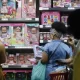 Loja de brinquedos com mulheres olhando produtos