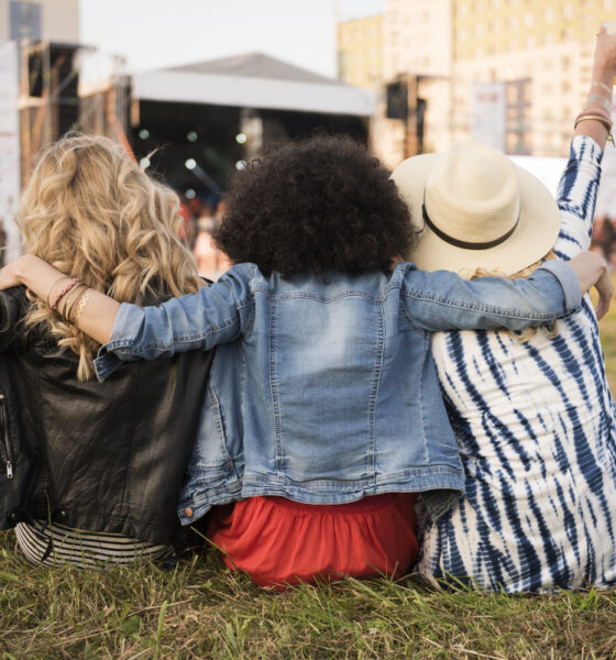 Mulheres abraçadas em festival de música