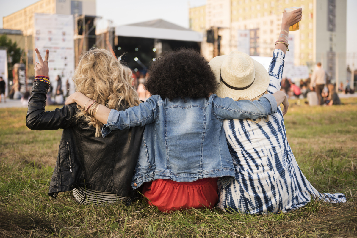 Mulheres abraçadas em festival de música