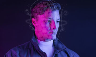 homem com efeito holográfico em rosto, conceito de deepfakes