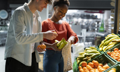 homem e mulher fazendo compras em supermercado; varejo fevereiro