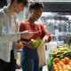 homem e mulher fazendo compras em supermercado; varejo fevereiro