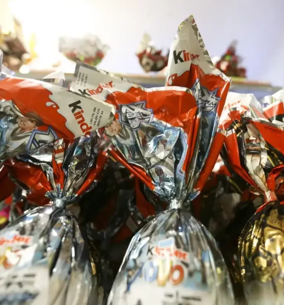 Close em ovos de páscoa Kinder Ovo no supermercado