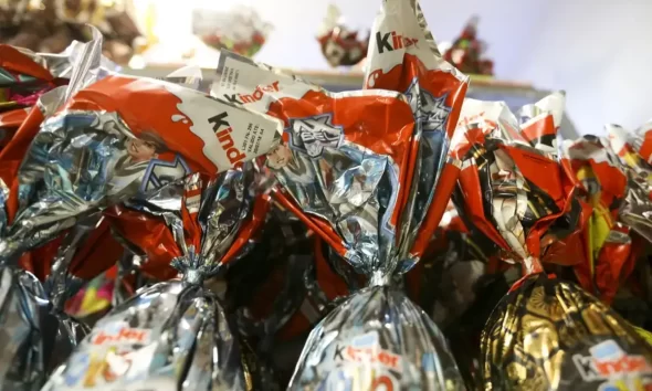 Close em ovos de páscoa Kinder Ovo no supermercado