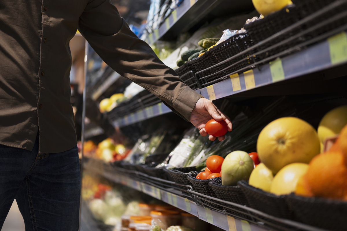 pessoa fazendo compras no supermercado; IPCA-15