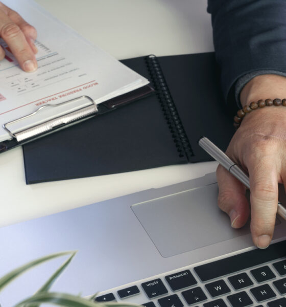 pessoa trabalhando em computador; empresário do comércio; venture capital