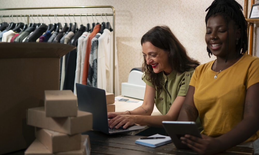 mulheres fazendo compras no e-commerce