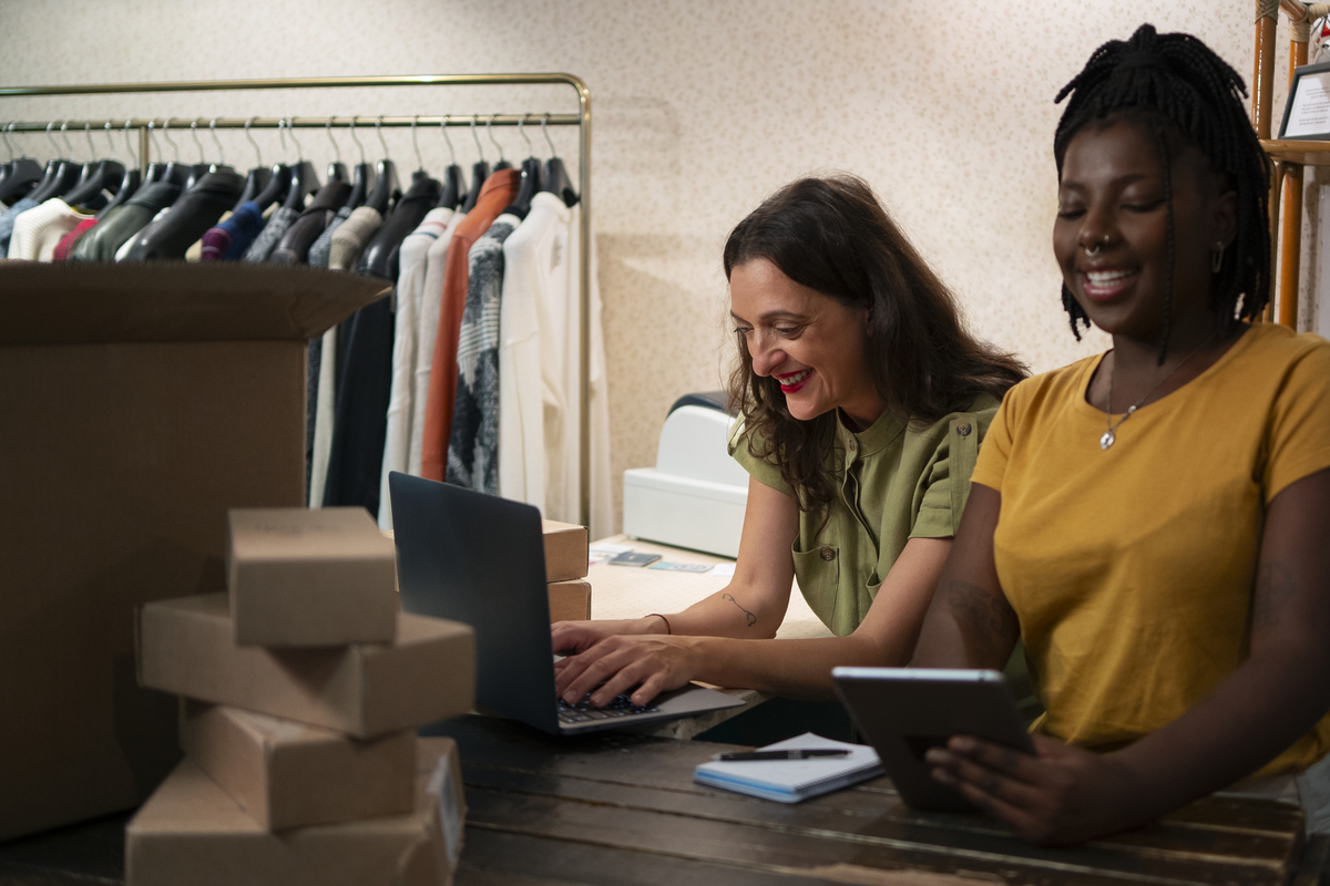 mulheres fazendo compras no e-commerce