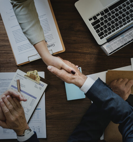 pessoas apertando as mãos; B2G