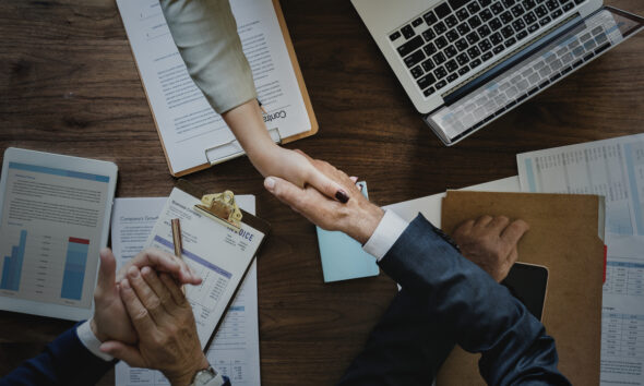 pessoas apertando as mãos; B2G