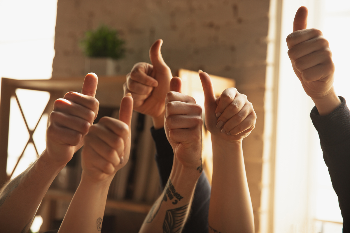 mãos masculinas e femininas fazendo sinal positivo; reputação