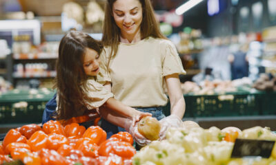 mãe e filha no supermercado; dia das mães