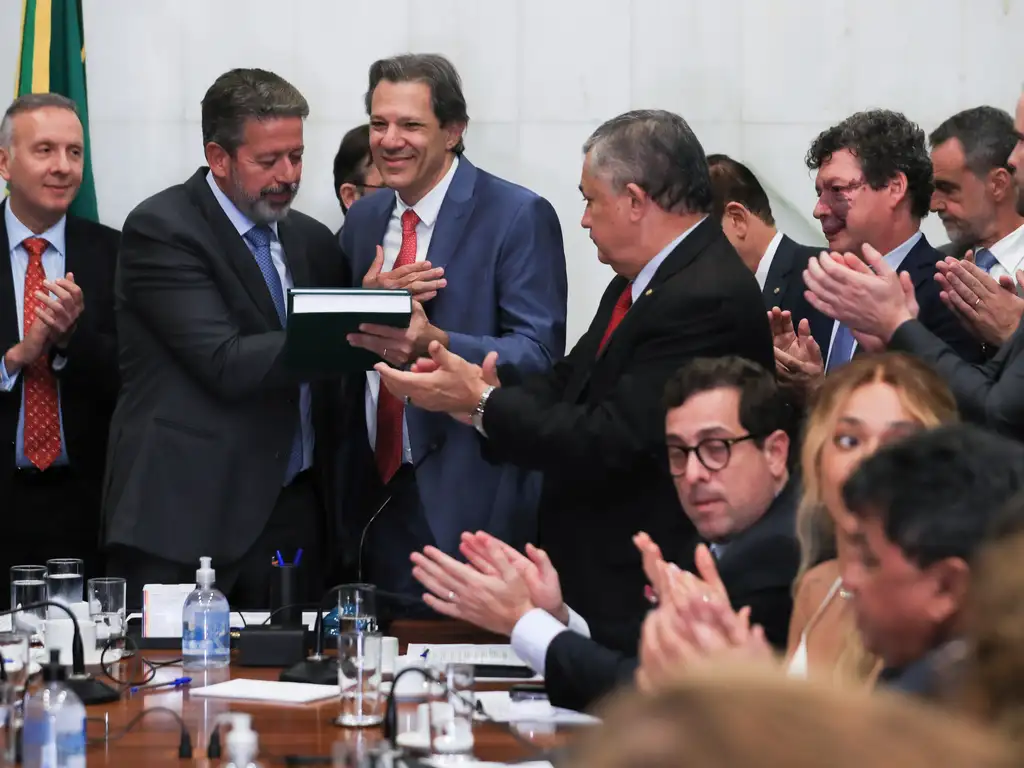 Ministro Haddad entrega reforma a presidente da Câmara Arthur Lira