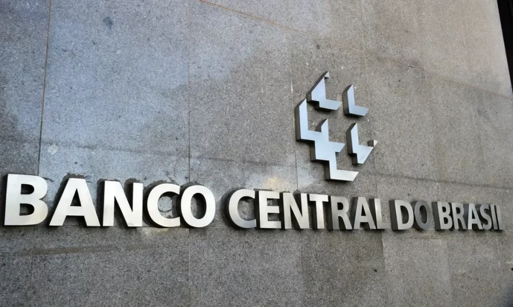 Logo e nome do Banco Central em mármore na parede; Boletim Focus; inflação