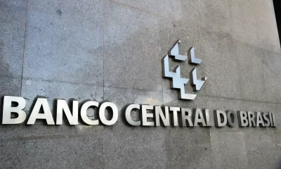 Logo e nome do Banco Central em mármore na parede