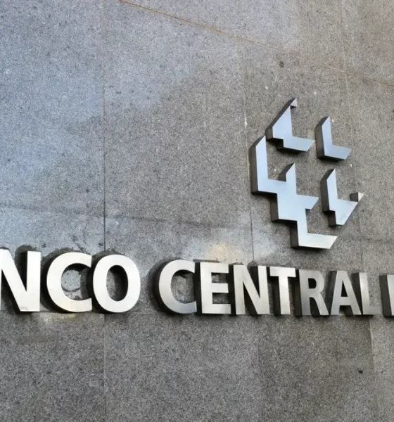 Logo e nome do Banco Central em mármore na parede