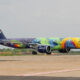 avião da azul em voo no aeroporto de teresina; azul e gol