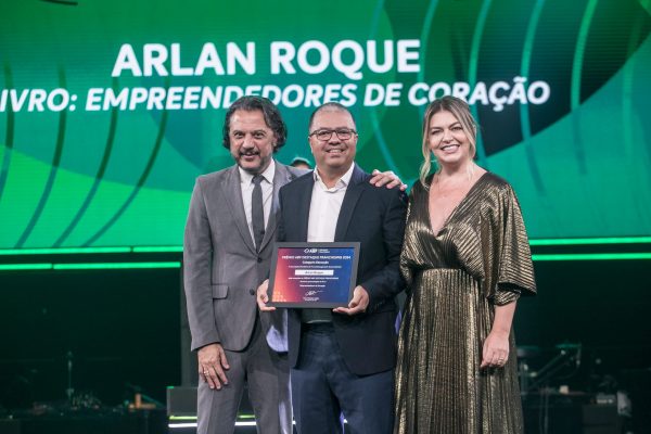 Arlan Roque recebe prêmio destaque franchising da ABF na categoria educação