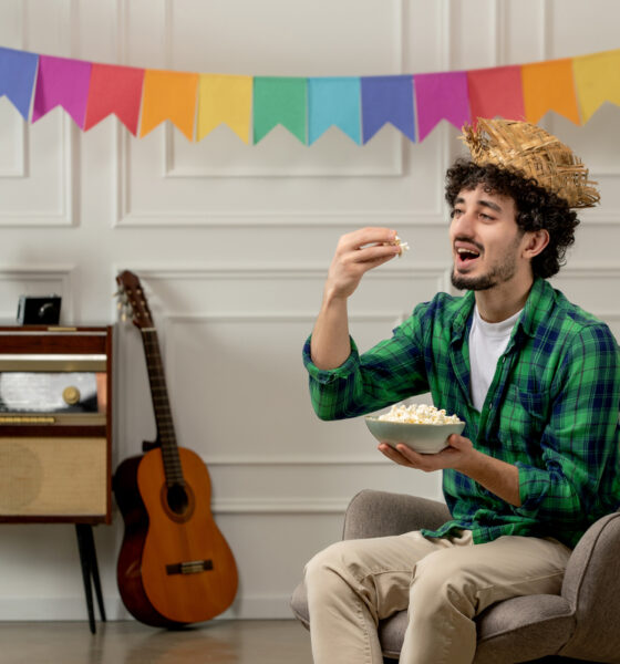 homem comendo pipoca em festa junina