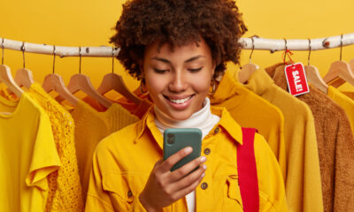 mulher fazendo compras no celular; mobile commerce