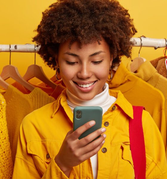 mulher fazendo compras no celular; mobile commerce; fidelidade