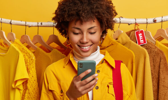 mulher fazendo compras no celular; mobile commerce; fidelidade