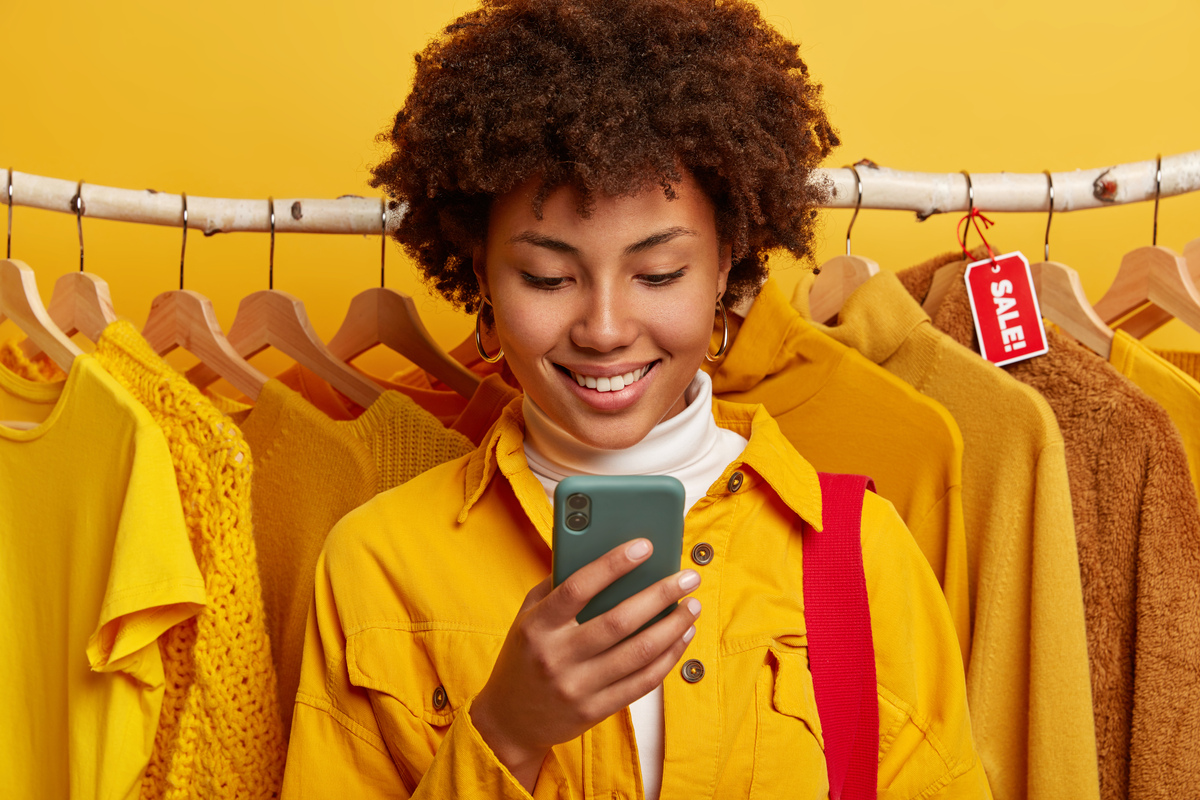 mulher fazendo compras no celular; mobile commerce