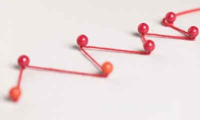 pinos ligados por fio vermelho, simbolizando jornada do cliente