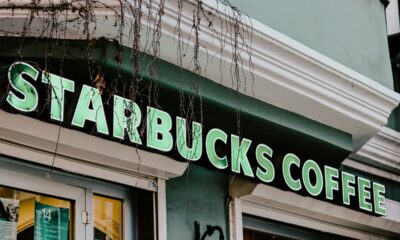 fachada de loja do Starbucks; Zamp assume marca no Brasil