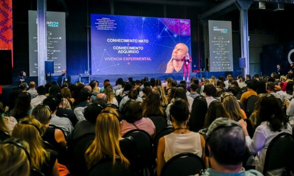 Palestra do evento Conecta Varejo no Rio Innovation Week ano passado, com plateia grande