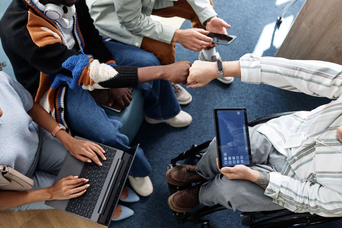 equipe em reunião de trabalho sobre inacessibilidade e acessibilidade digital