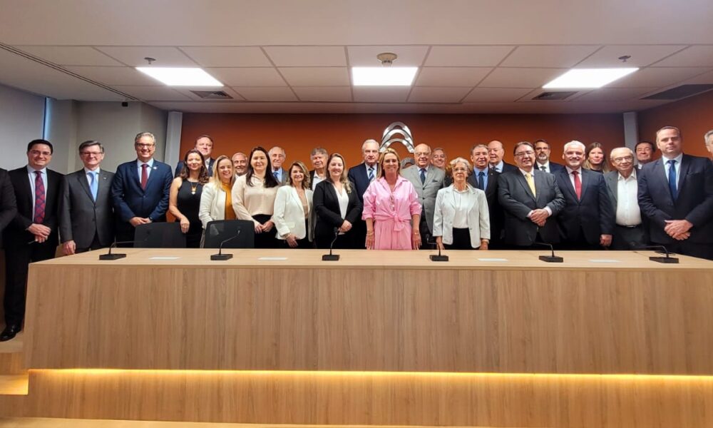 Representantes de entidades em Brasília, incluindo ABLOS, com o presidente do Senado Rodrigo Pacheco