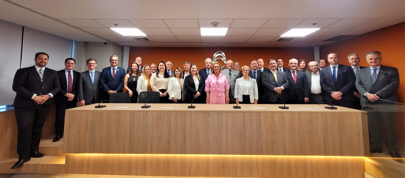 Representantes de entidades em Brasília, incluindo ABLOS, com o presidente do Senado Rodrigo Pacheco