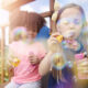 duas meninas brincando com bolha de sabão