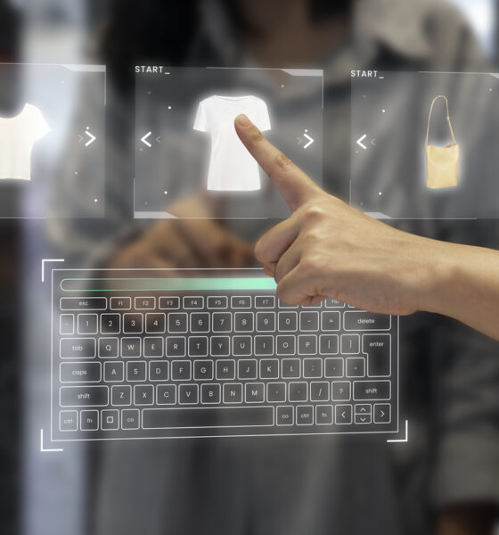 mullher comprando em guarda-roupas digital em varejo 4.0; IA Black Friday