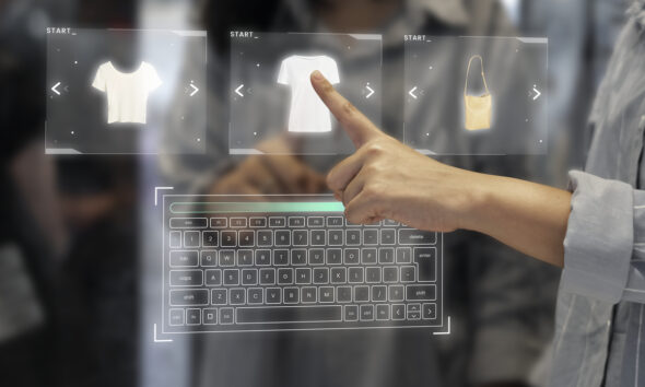 mullher comprando em guarda-roupas digital em varejo 4.0; IA Black Friday