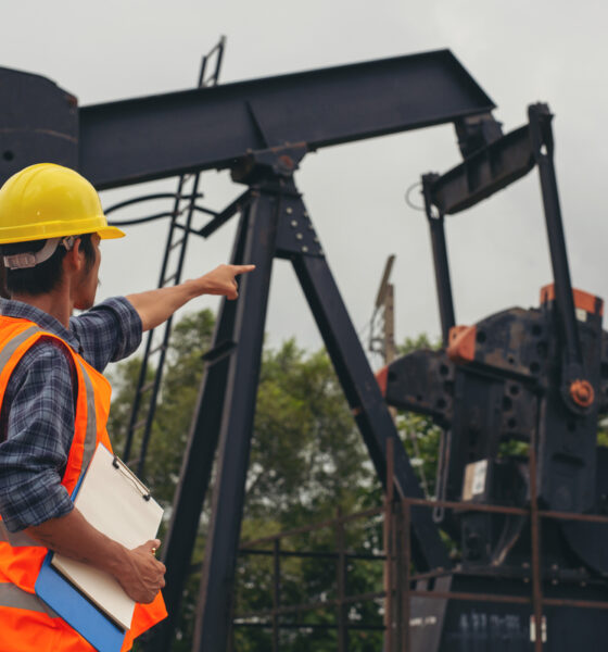Homem trabalhando na produção industrial de petróleo; jornada 4x3