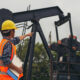 Homem trabalhando na produção industrial de petróleo