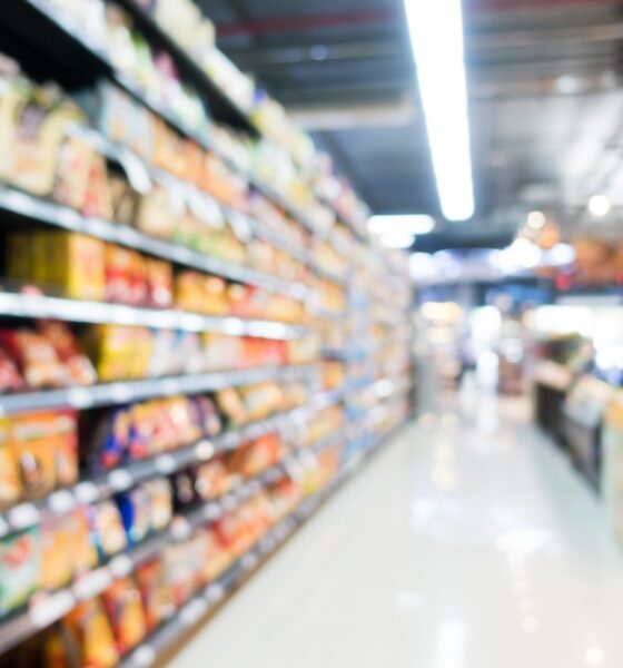 corredor de supermercado vazio