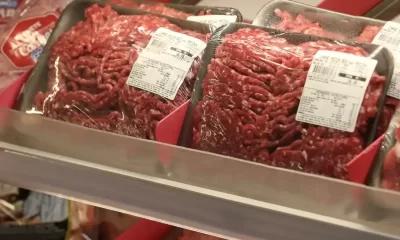 pacotes de carne moída no supermercado / inflação