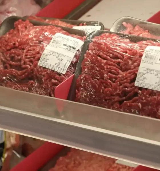 pacotes de carne moída no supermercado / inflação